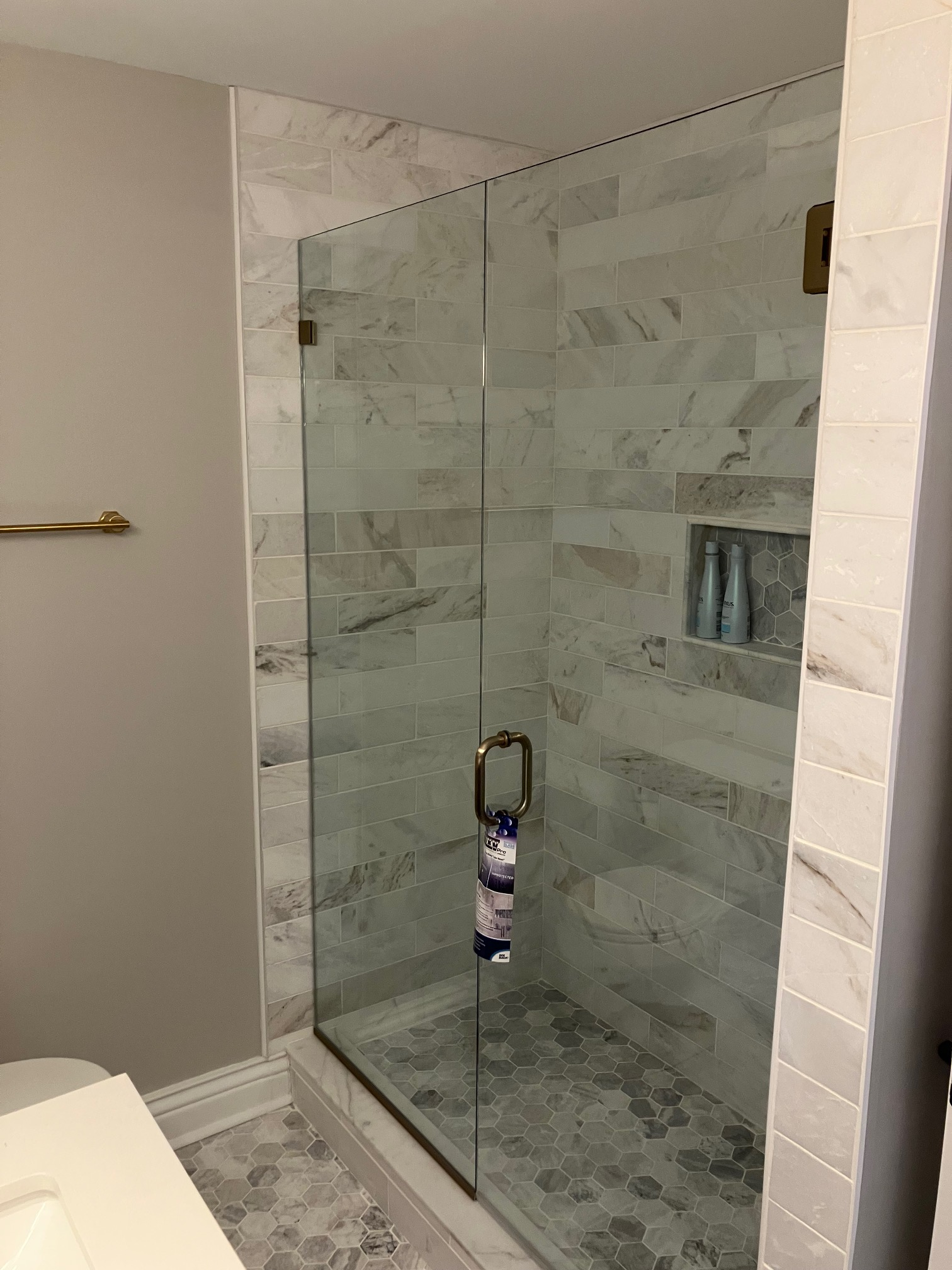 Mechanical clip mount frameless glass installation with bracket supports