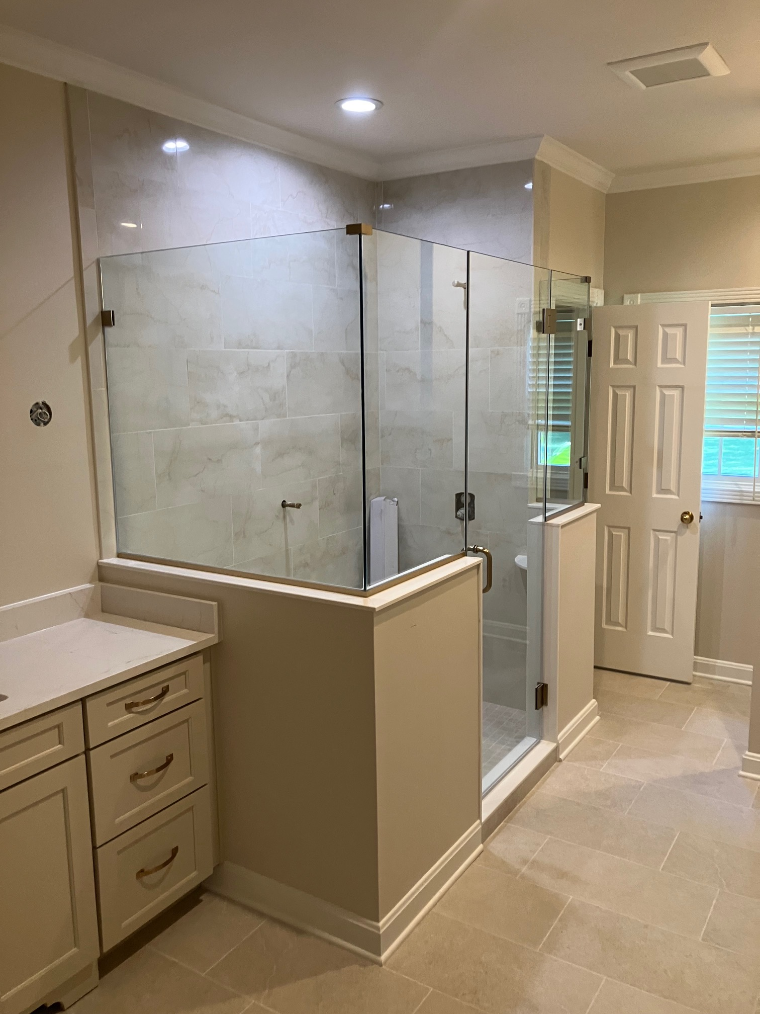 Traditional clip system mounted shower glass enclosure with perimeter hardware