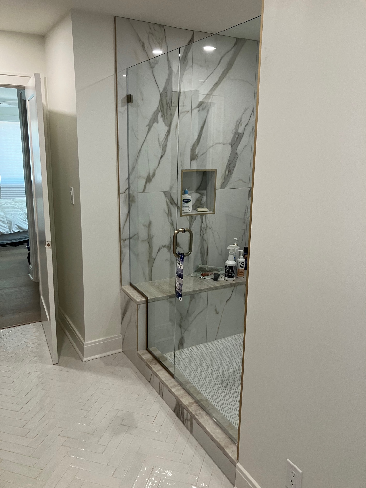 U-channel mounted walk-in glass splash panel enclosure project